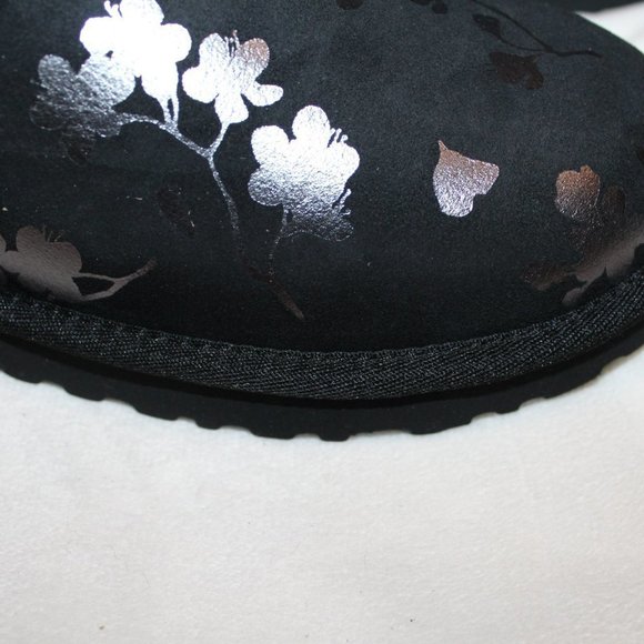 NIB UGG WOMEN'S FLORAL METALLIC‎ MINI SUEDE SHEARLING LINED BOOTS BLACK SILVER - Picture 4 of 8